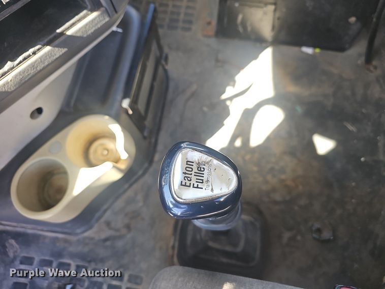 image for item EJ6206 2007 Volvo  VN semi truck