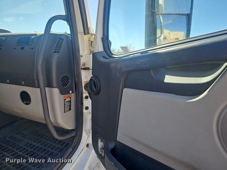 image for item EJ6206 2007 Volvo  VN semi truck