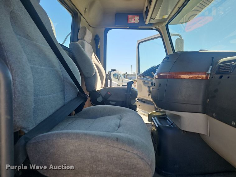 image for item EJ6206 2007 Volvo  VN semi truck