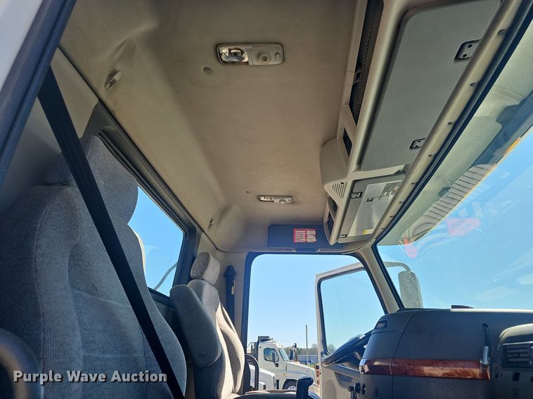 image for item EJ6206 2007 Volvo  VN semi truck