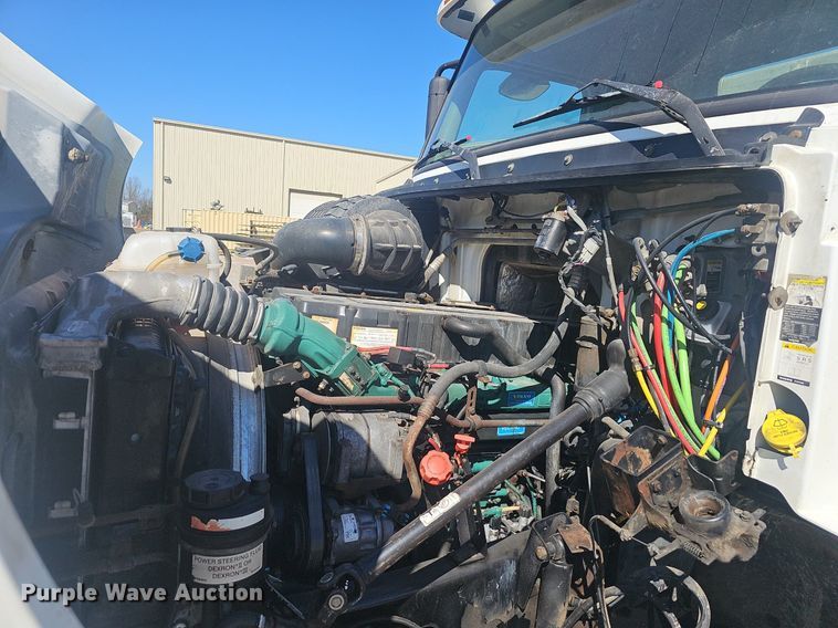 image for item EJ6206 2007 Volvo  VN semi truck