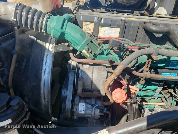 image for item EJ6206 2007 Volvo  VN semi truck