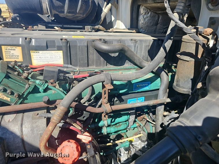 image for item EJ6206 2007 Volvo  VN semi truck