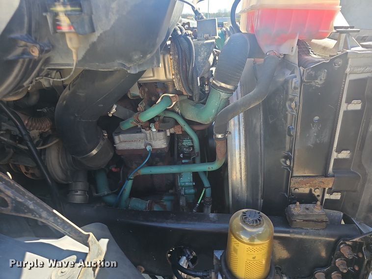 image for item EJ6206 2007 Volvo  VN semi truck