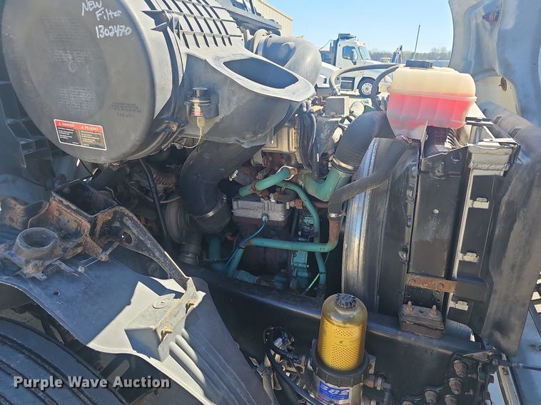 image for item EJ6206 2007 Volvo  VN semi truck