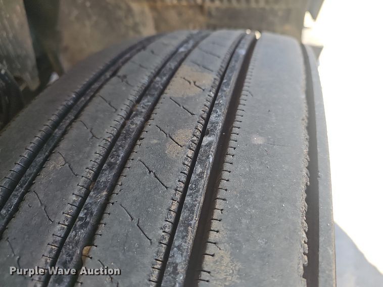 image for item EJ6206 2007 Volvo  VN semi truck