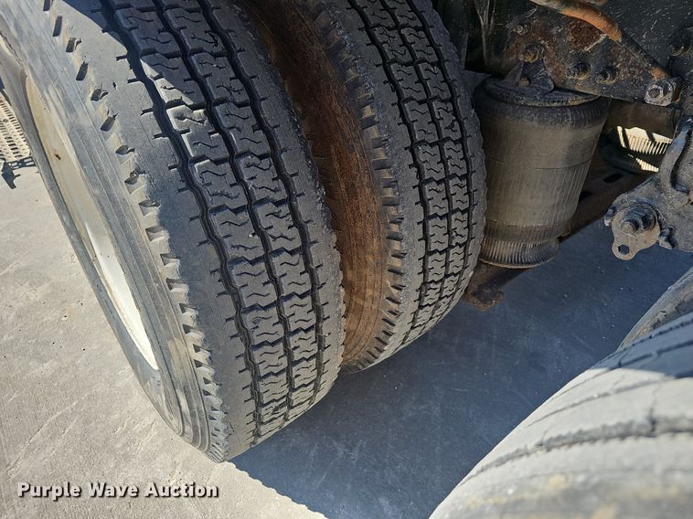 image for item EJ6206 2007 Volvo  VN semi truck