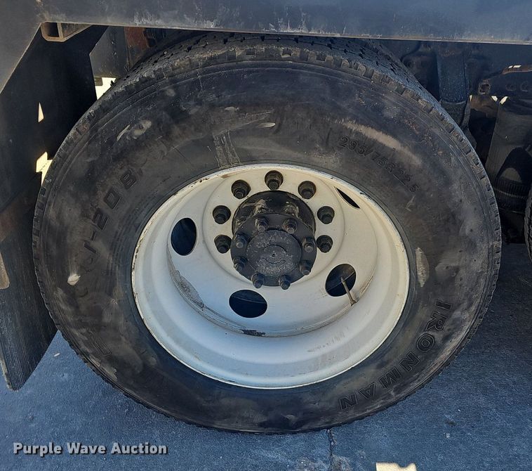 image for item EJ6206 2007 Volvo  VN semi truck