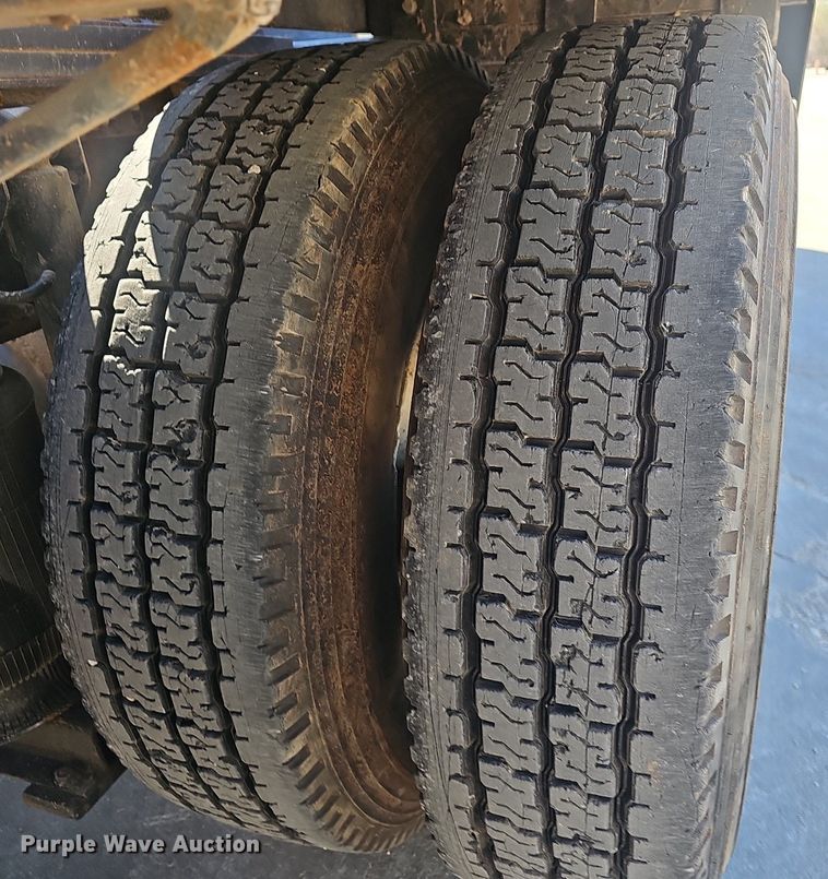 image for item EJ6206 2007 Volvo  VN semi truck