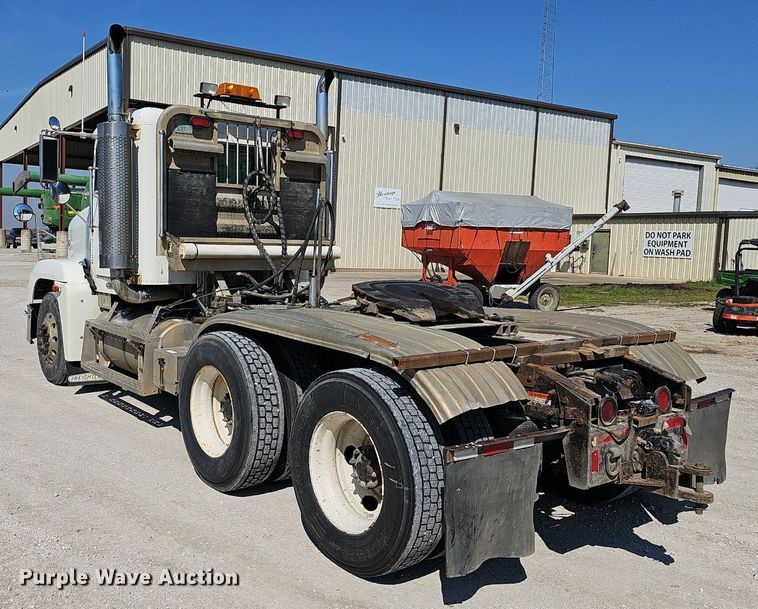 image for item EJ6209 1999 Freightliner FLD semi truck