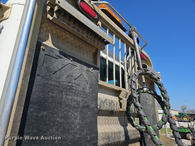 image for item EJ6209 1999 Freightliner FLD semi truck