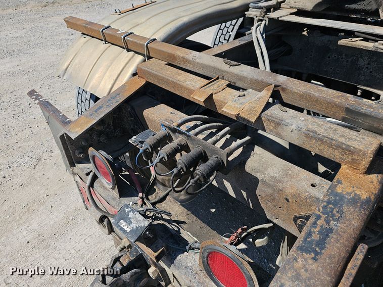 image for item EJ6209 1999 Freightliner FLD semi truck