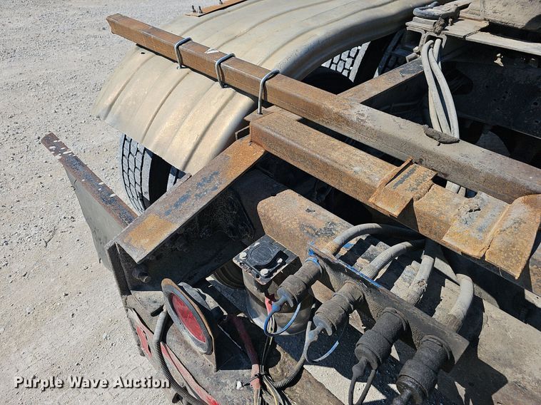 image for item EJ6209 1999 Freightliner FLD semi truck