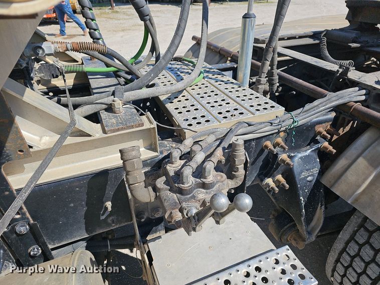 image for item EJ6209 1999 Freightliner FLD semi truck