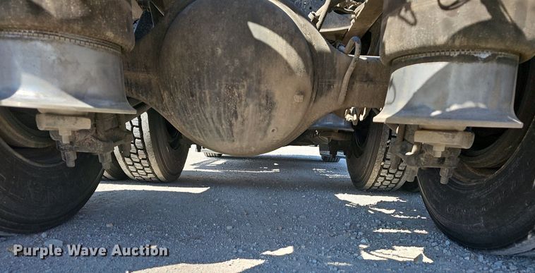 image for item EJ6209 1999 Freightliner FLD semi truck