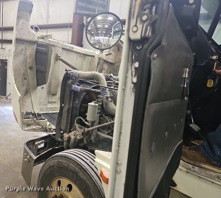 image for item EJ6209 1999 Freightliner FLD semi truck