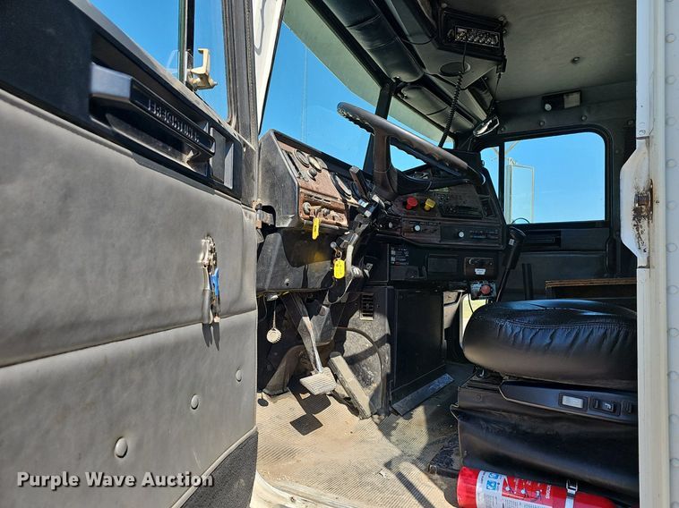 image for item EJ6209 1999 Freightliner FLD semi truck