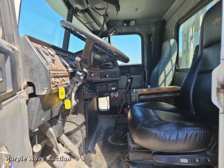 image for item EJ6209 1999 Freightliner FLD semi truck