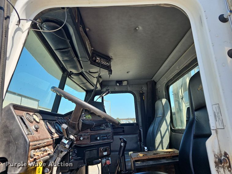 image for item EJ6209 1999 Freightliner FLD semi truck