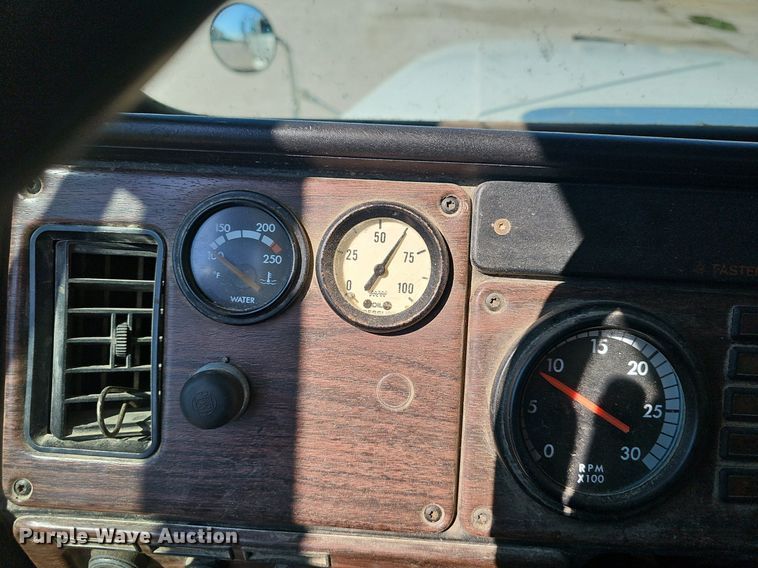 image for item EJ6209 1999 Freightliner FLD semi truck