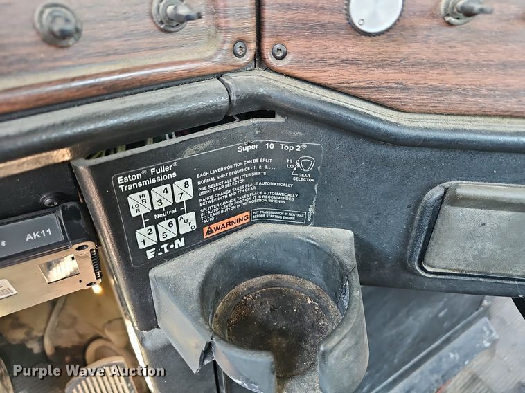 image for item EJ6209 1999 Freightliner FLD semi truck