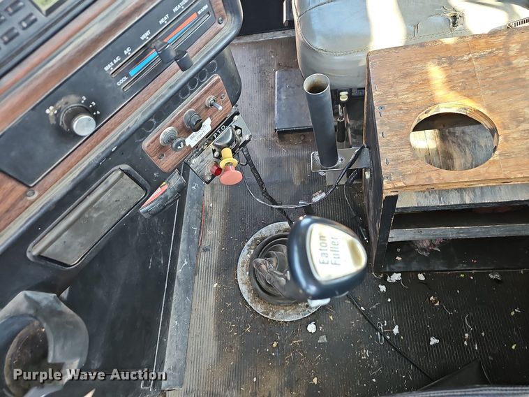 image for item EJ6209 1999 Freightliner FLD semi truck