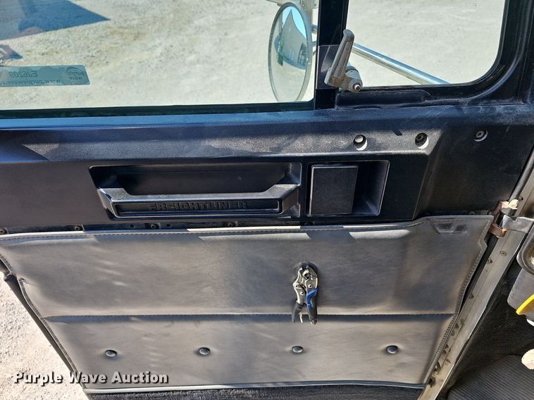 image for item EJ6209 1999 Freightliner FLD semi truck