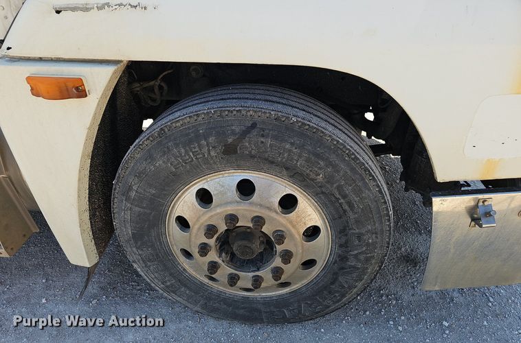 image for item EJ6209 1999 Freightliner FLD semi truck