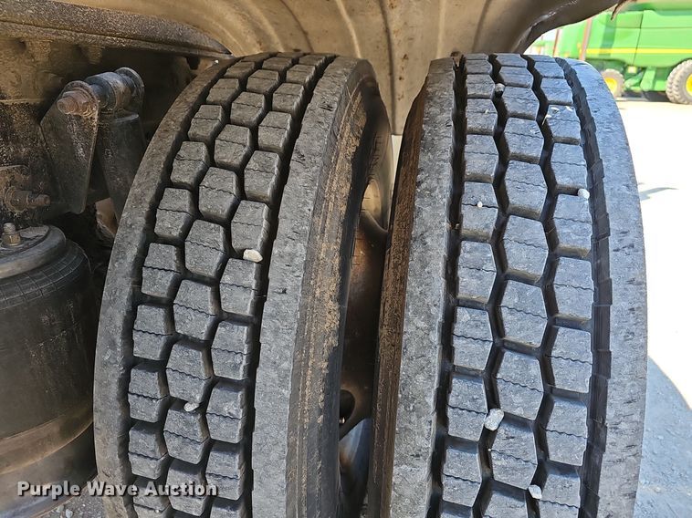 image for item EJ6209 1999 Freightliner FLD semi truck