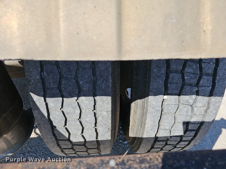 image for item EJ6209 1999 Freightliner FLD semi truck