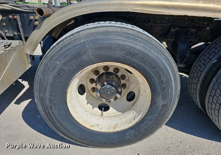 image for item EJ6209 1999 Freightliner FLD semi truck