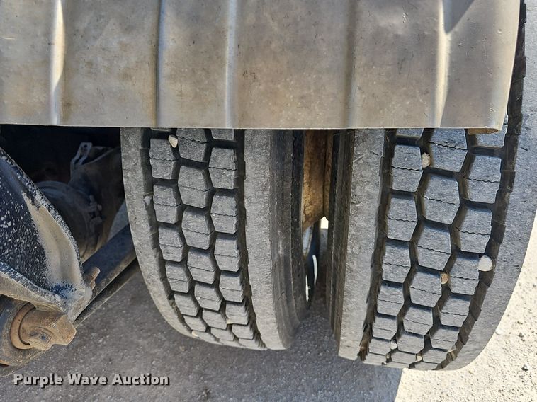 image for item EJ6209 1999 Freightliner FLD semi truck