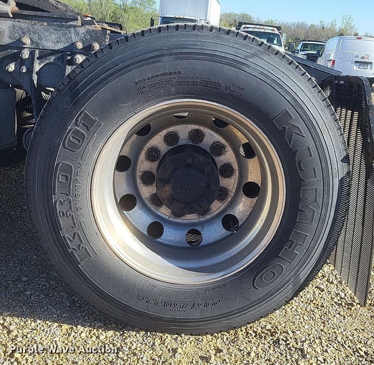 image for item EJ7905 2014 International Pro Star Plus semi truck