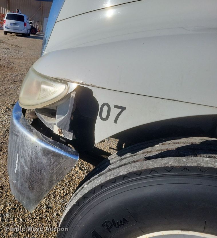 image for item EJ7906 2006 International 4300 box truck