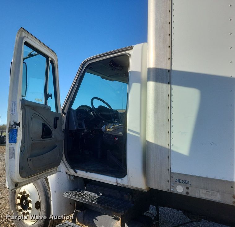 image for item EJ7906 2006 International 4300 box truck