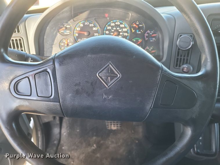 image for item EJ7906 2006 International 4300 box truck