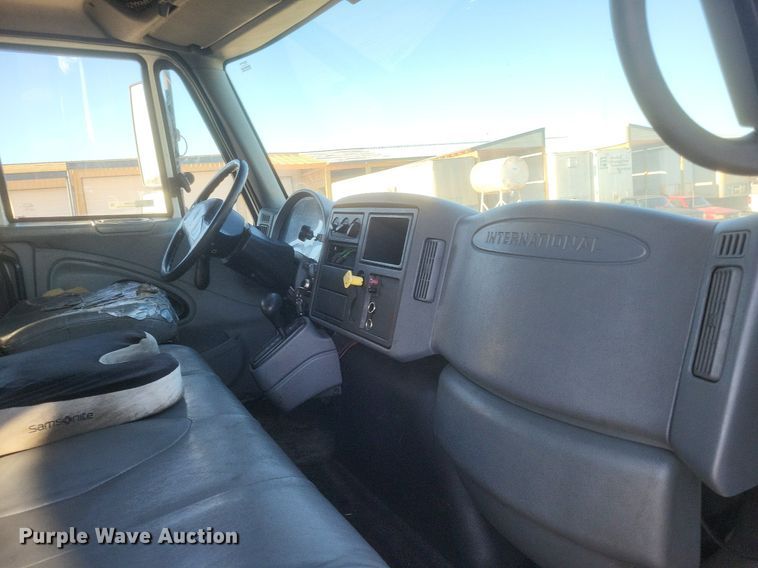 image for item EJ7906 2006 International 4300 box truck