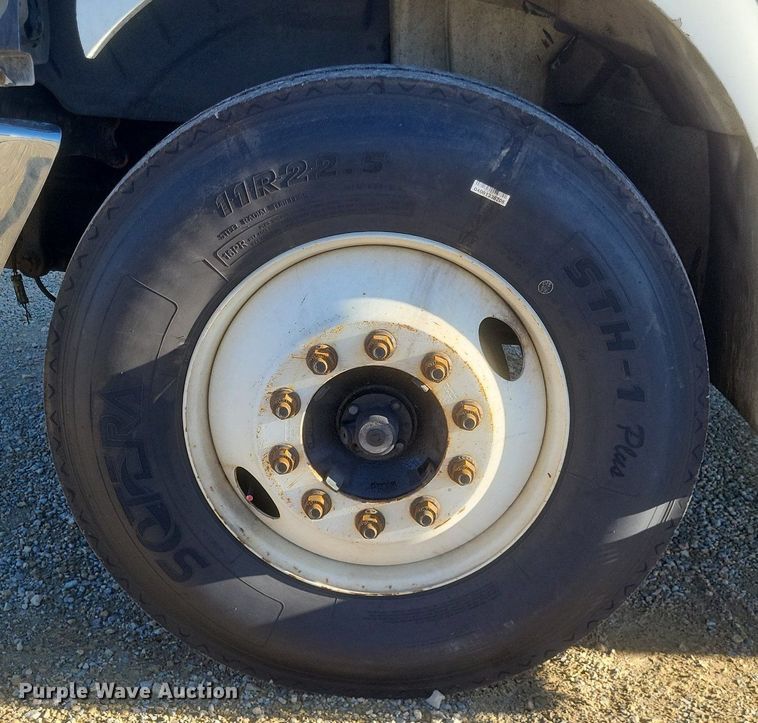 image for item EJ7906 2006 International 4300 box truck