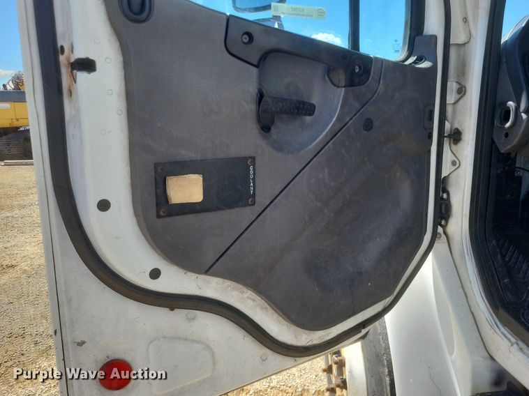 image for item EJ7907 2007 Freightliner Business Class M2 box truck