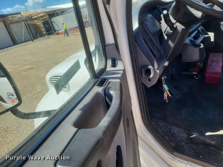 image for item EJ7907 2007 Freightliner Business Class M2 box truck