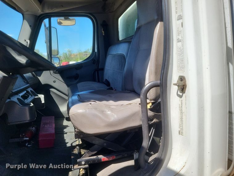 image for item EJ7907 2007 Freightliner Business Class M2 box truck