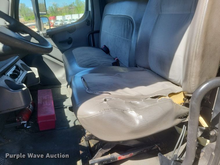 image for item EJ7907 2007 Freightliner Business Class M2 box truck