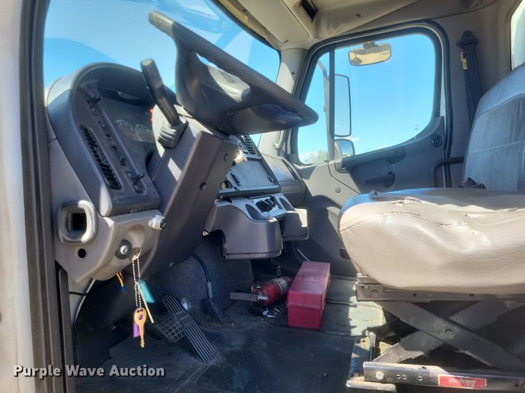 image for item EJ7907 2007 Freightliner Business Class M2 box truck