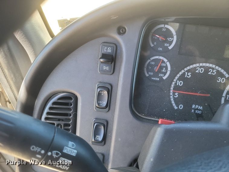 image for item EJ7907 2007 Freightliner Business Class M2 box truck