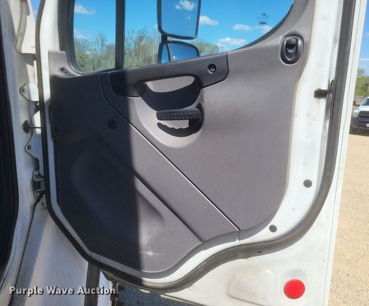 image for item EJ7907 2007 Freightliner Business Class M2 box truck