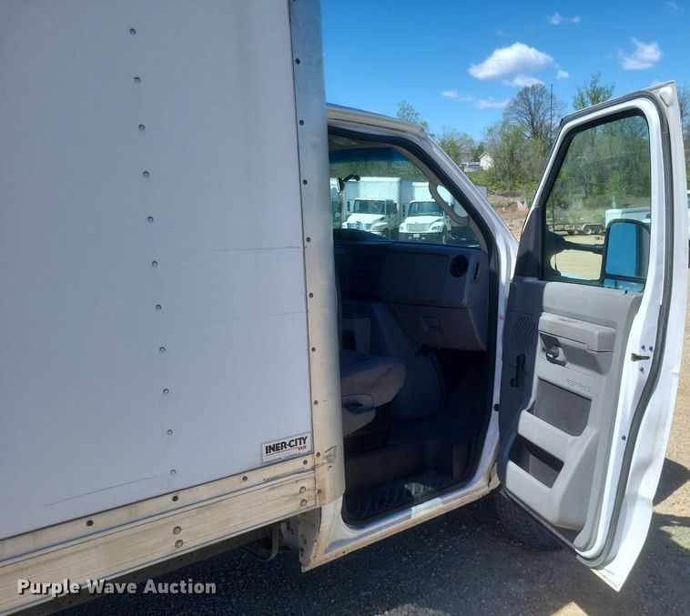 image for item EJ7908 2017 Ford E450 Super Duty  box truck