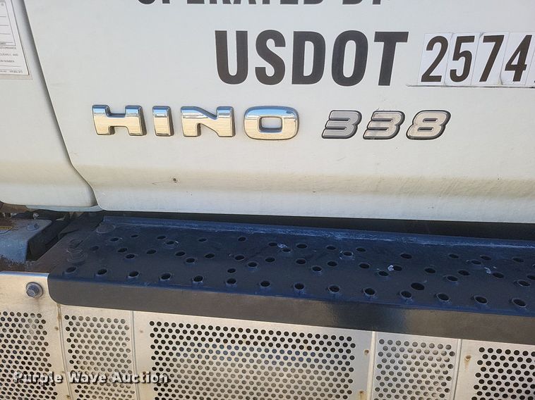 image for item EJ7910 2014 Hino 338 box truck