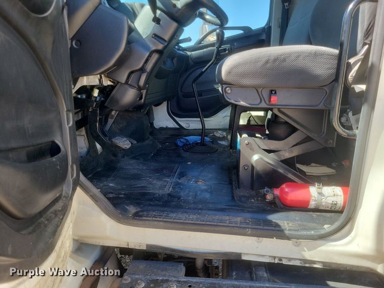 image for item EJ7910 2014 Hino 338 box truck