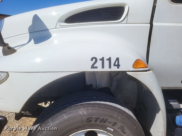 image for item EJ7911 2016 International 4300 box truck