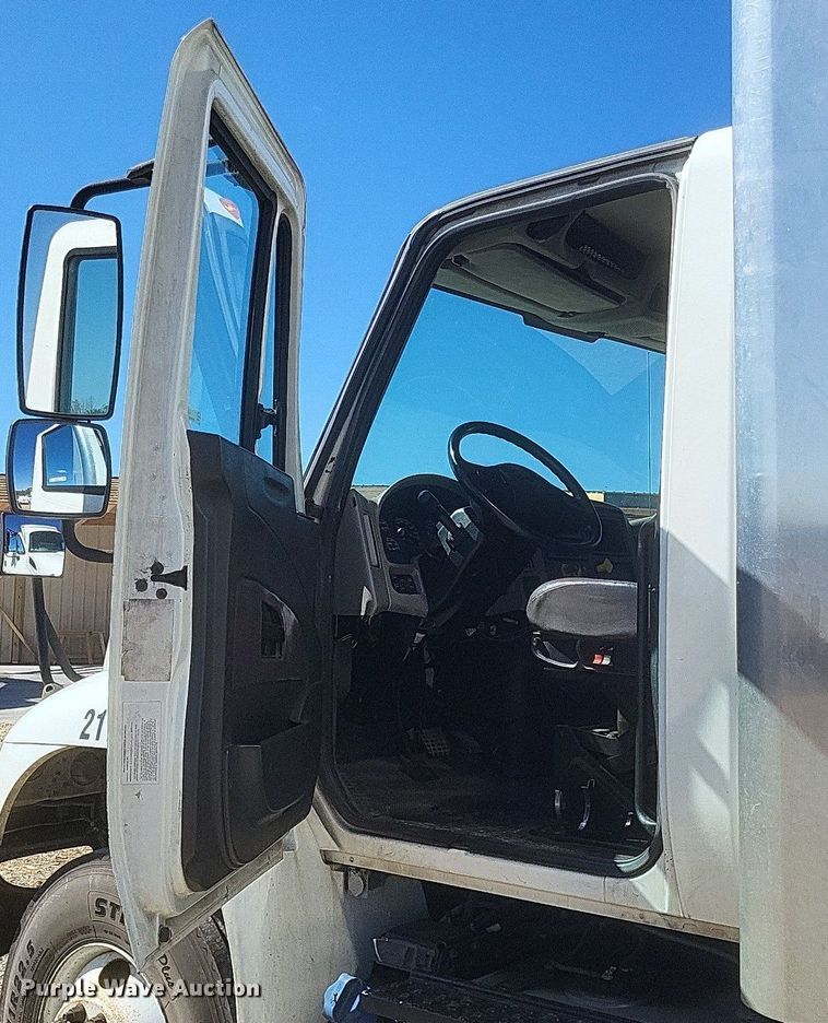 image for item EJ7911 2016 International 4300 box truck